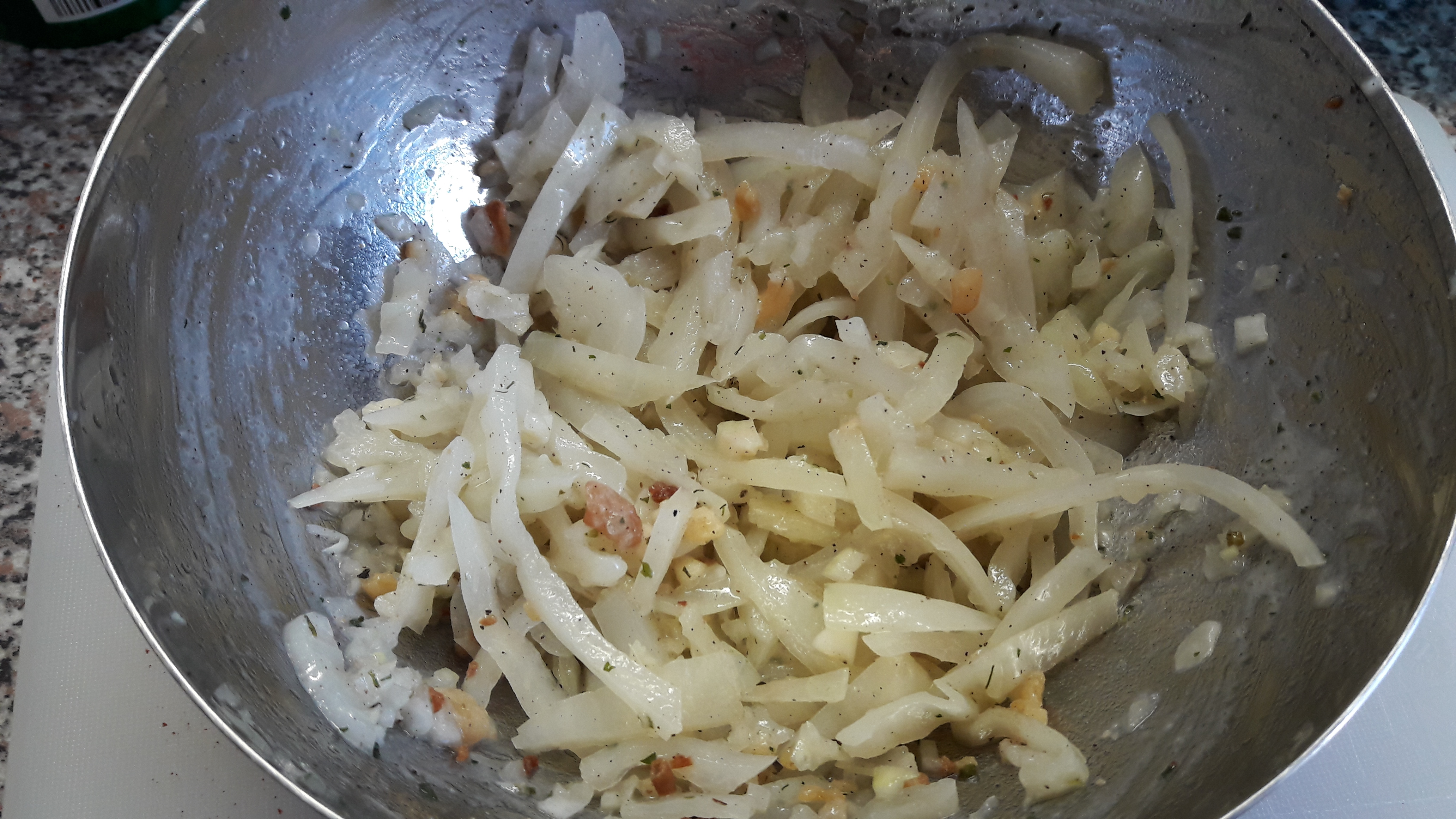 Krautsalat aus gekochtem Weißkraut mit Kräuter Griebenschmalz